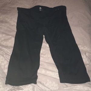 Black gapfit Capri workout pants